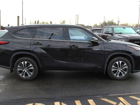Used 2020 Toyota Highlander XLE image 3