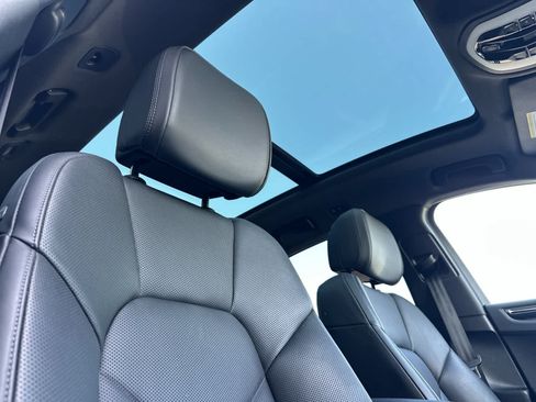Certified 2025 Porsche Macan AWD/4WD image 18