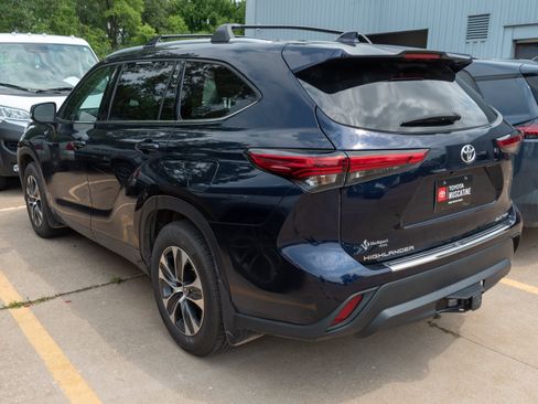 Used 2022 Toyota Highlander XLE AWD/4WD image 3