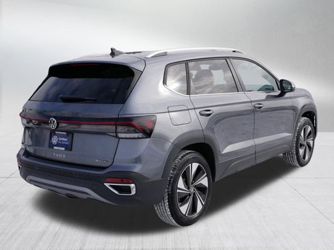Certified 2025 Volkswagen Taos SE image 7