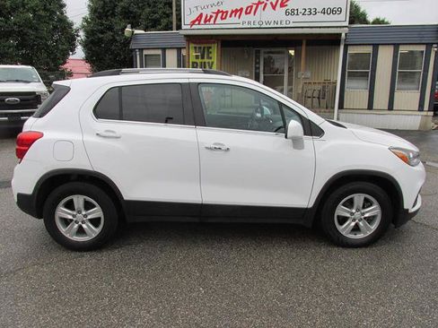 Used 2018 Chevrolet Trax LT w/ Sun & Sound Package FWD image 3