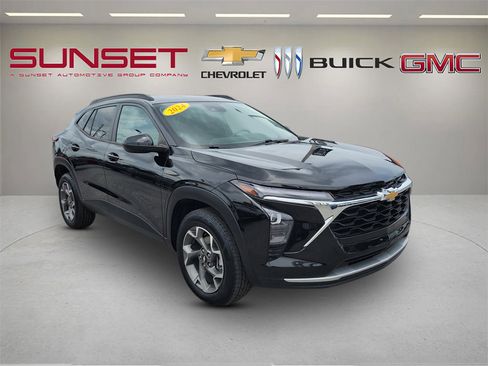 Certified 2024 Chevrolet Trax LT FWD image 1