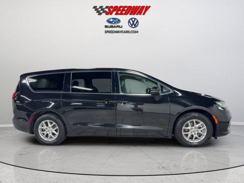 Used 2024 Chrysler Pacifica Touring-L FWD image 4