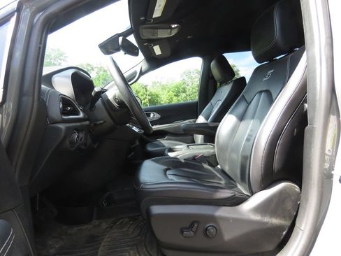 Used 2023 Chrysler Pacifica Touring-L w/ S Appearance Package FWD image 10