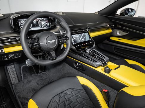 Used 2025 Aston Martin Vanquish image 3