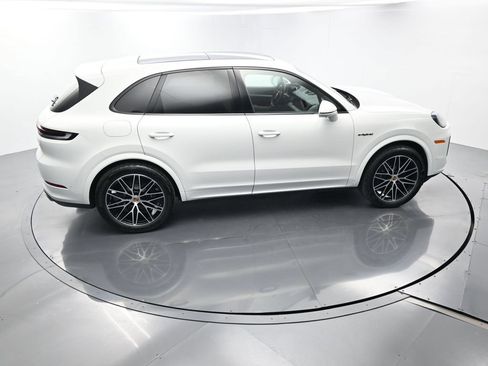 Certified 2025 Porsche Cayenne E-Hybrid w/ Premium Package Plus AWD/4WD image 44