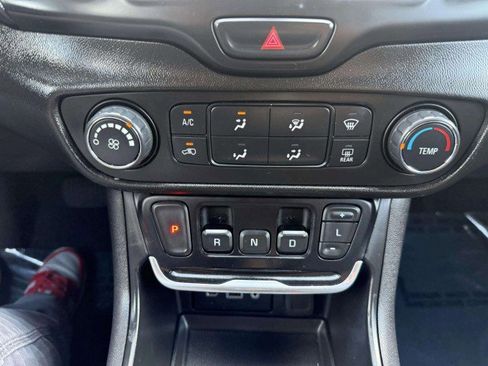 Used 2020 GMC Terrain SLE image 30