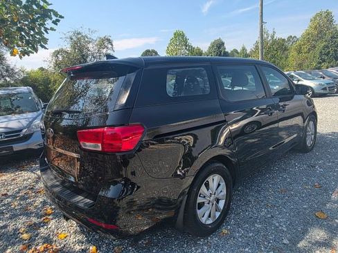 Used 2016 Kia Sedona L image 5