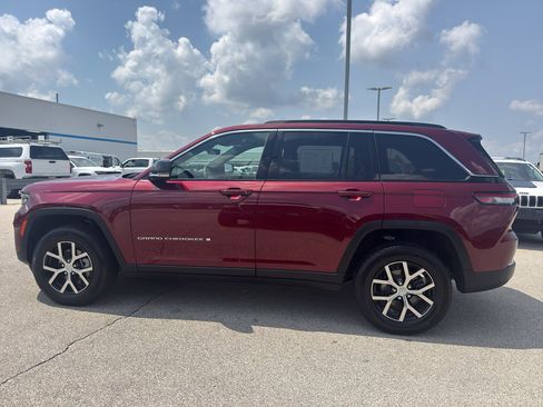 Used 2025 Jeep Grand Cherokee Limited AWD/4WD image 6