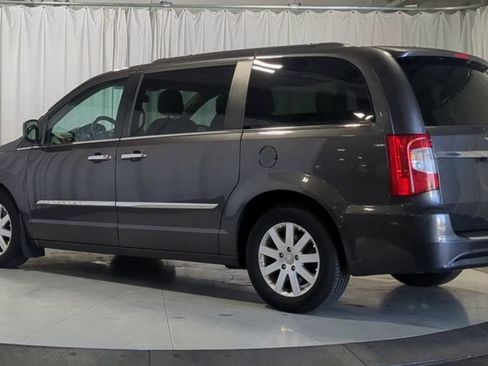 Used 2016 Chrysler Town & Country Touring w/ Driver Convenience Group FWD image 8