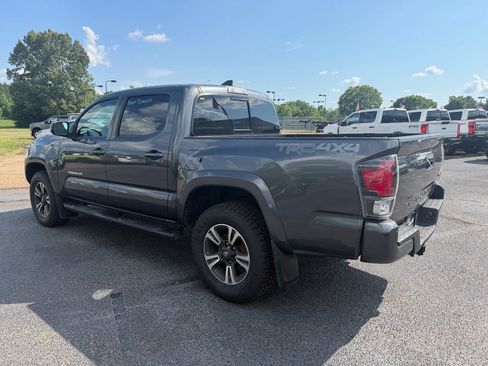 Used 2019 Toyota Tacoma TRD Sport AWD/4WD image 4