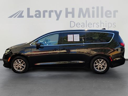 Used 2023 Chrysler Pacifica Touring-L FWD image 2