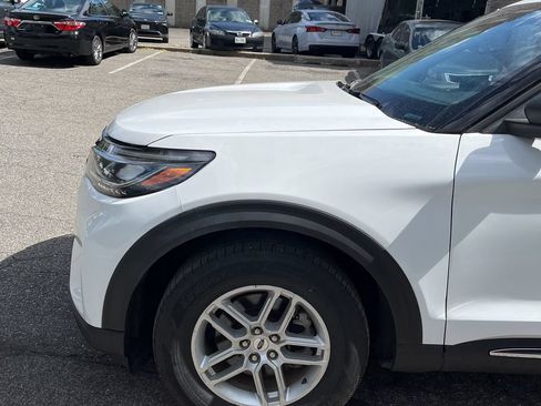 Used 2025 Ford Explorer Active AWD/4WD image 2