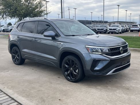 Used 2022 Volkswagen Taos SE w/ Panoramic Sunroof Package image 2