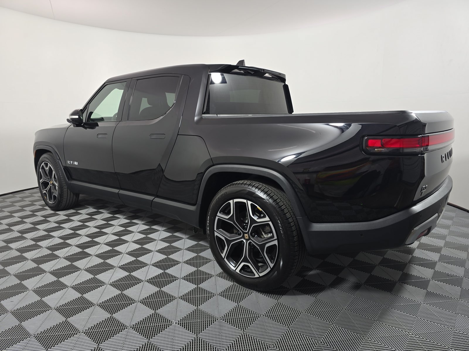 Used 2024 Rivian R1T Adventure Dual AWD/4WD image 3