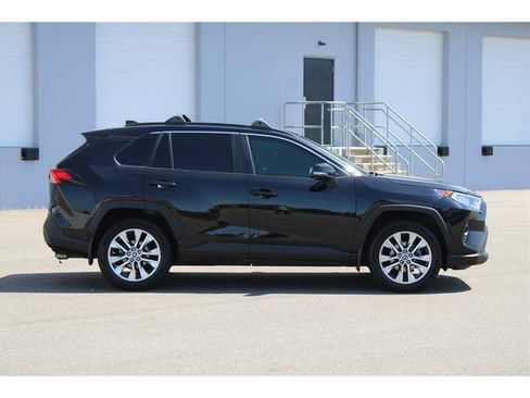 Used 2021 Toyota RAV4 XLE Premium AWD/4WD image 4