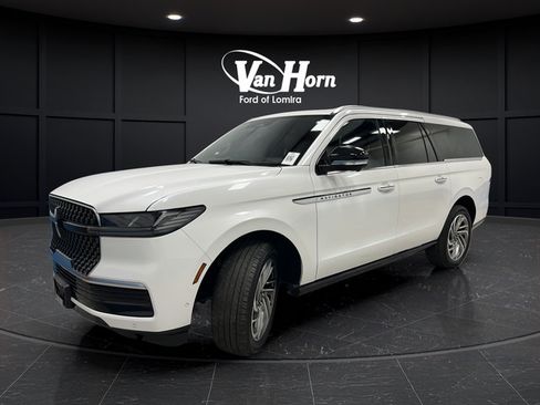 Used 2025 Lincoln Navigator L Reserve AWD/4WD image 3