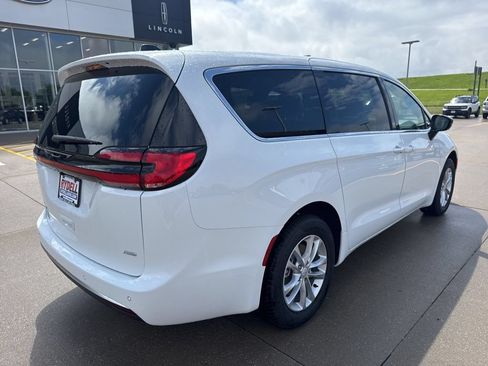 New 2027 Chrysler Pacifica Select w/ Family Tech Group AWD/4WD image 34