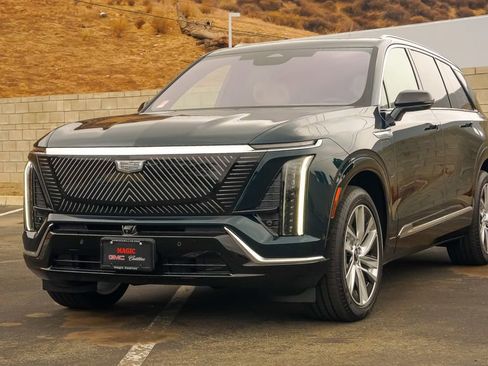 Certified 2026 Cadillac Vistiq Luxury image 2