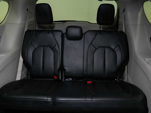 Used 2020 Chrysler Pacifica Touring-L FWD image 23