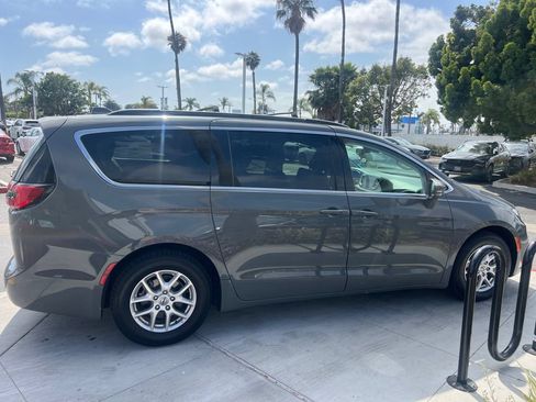 Used 2022 Chrysler Pacifica Touring-L FWD image 6