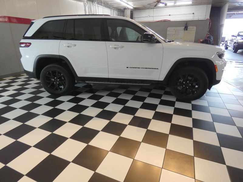 Used 2025 Jeep Grand Cherokee Altitude RWD image 4