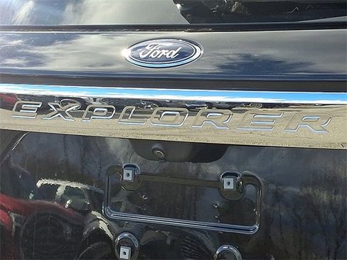 Used 2022 Ford Explorer XLT w/ Equipment Group 202A image 24