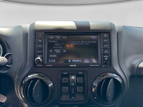 Used 2018 Jeep Wrangler Unlimited Rubicon w/ Connectivity Group AWD/4WD image 15