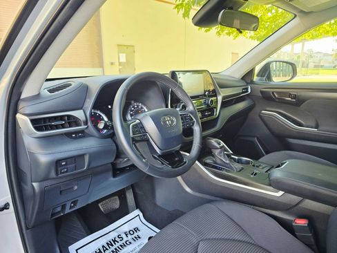 Used 2020 Toyota Highlander LE image 12