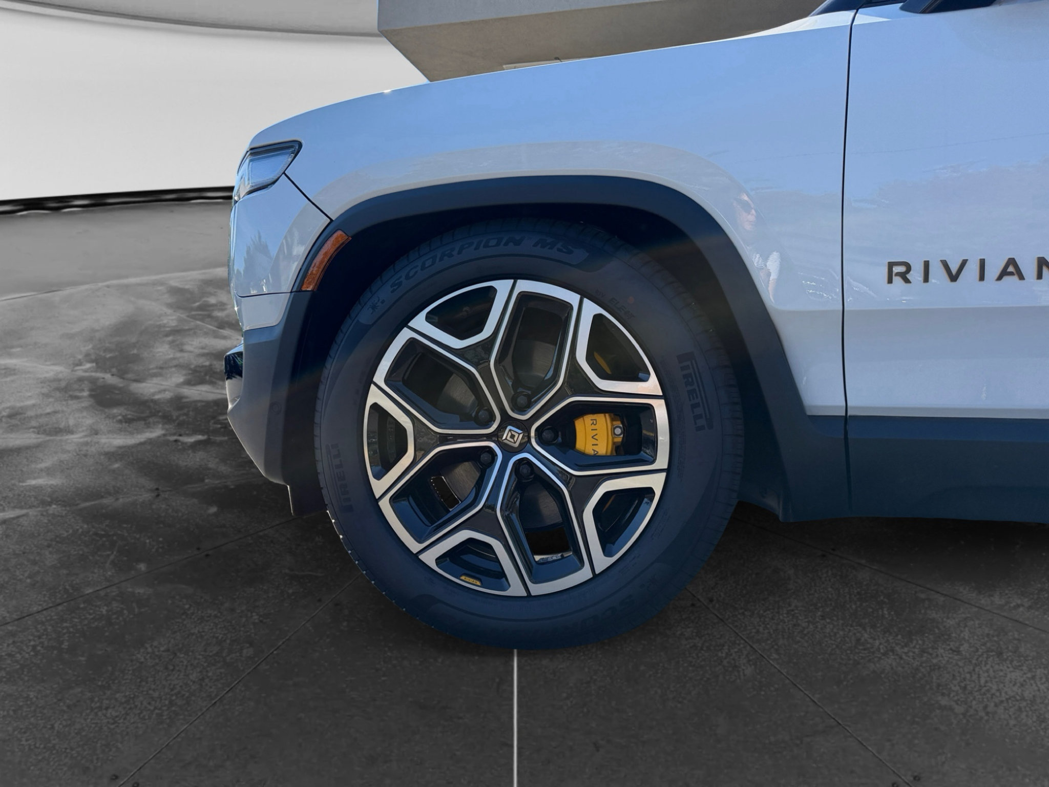 Used 2026 Rivian R1S Premium Tri AWD/4WD image 32