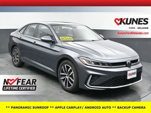 Used 2025 Volkswagen Jetta SE FWD image 1