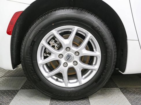 Used 2024 Chrysler Pacifica Touring-L image 16