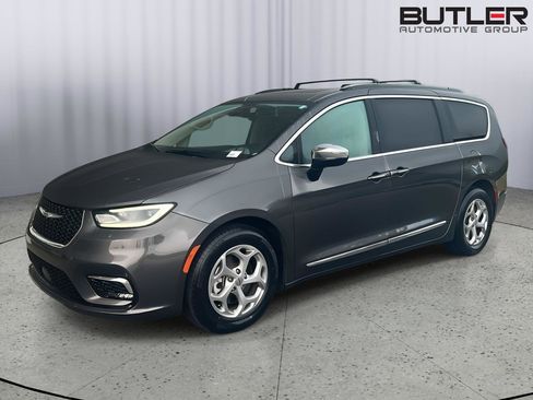 Used 2023 Chrysler Pacifica Limited FWD image 2