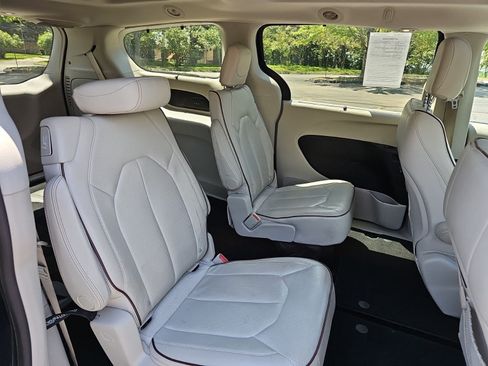 Used 2017 Chrysler Pacifica Limited w/ Advanced Safetytec Group FWD image 15