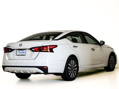 Used 2025 Nissan Altima 2.5 SV FWD image 6