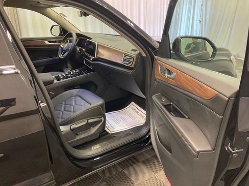 Used 2025 Volkswagen Atlas SE AWD/4WD image 31