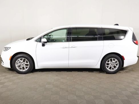 Used 2023 Chrysler Pacifica Touring-L FWD image 17