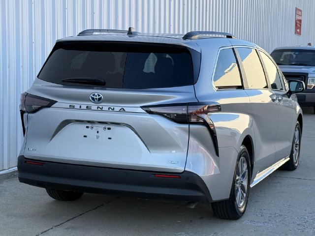Certified 2025 Toyota Sienna XLE FWD image 4