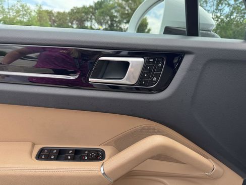 Used 2020 Porsche Cayenne image 6