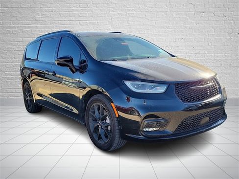 Used 2021 Chrysler Pacifica Limited w/ Uconnect Theater Family Group image 4