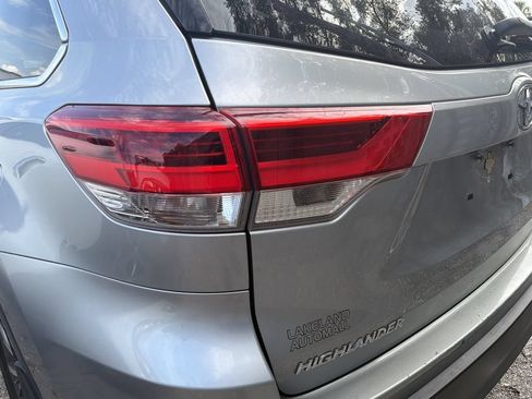 Used 2018 Toyota Highlander XLE AWD/4WD image 7