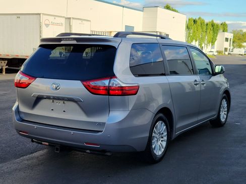 Used 2016 Toyota Sienna XLE w/ XLE Navigation Package FWD image 4