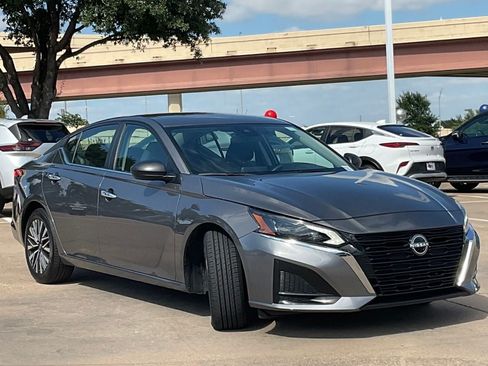 Used 2025 Nissan Altima 2.5 SV FWD image 3