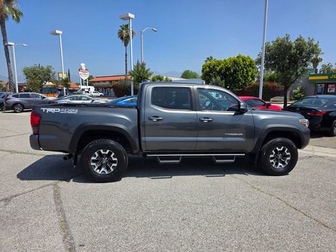 Used 2019 Toyota Tacoma TRD Off-Road w/ Technology Package AWD/4WD image 4