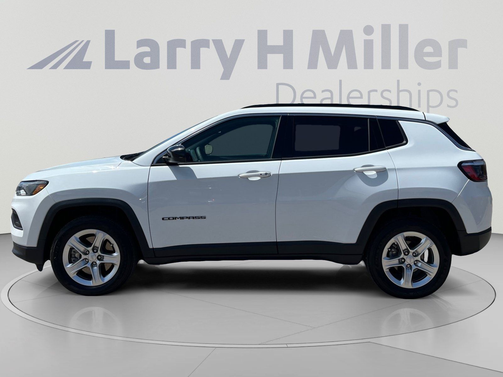 Used 2023 Jeep Compass Latitude AWD/4WD image 2