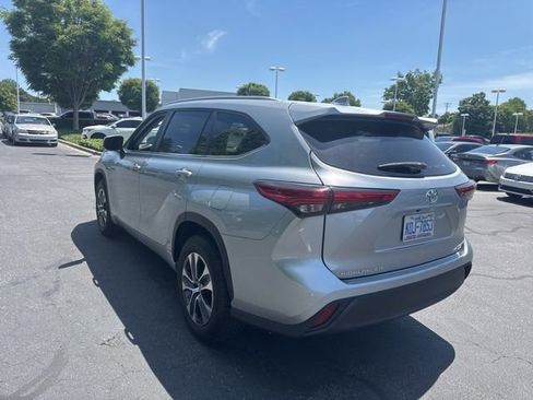 Used 2023 Toyota Highlander XLE FWD image 7