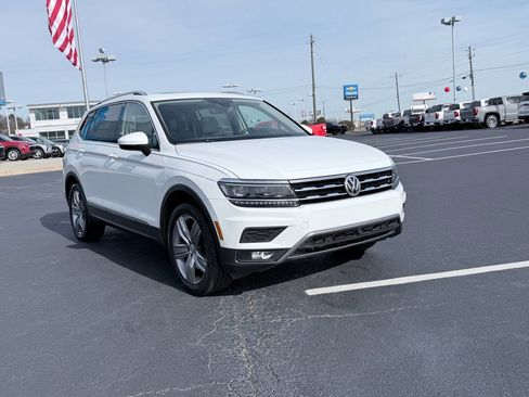 Used 2018 Volkswagen Tiguan SEL Premium image 2