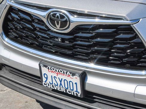 Used 2023 Toyota Highlander Limited FWD image 6