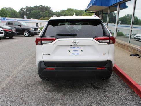 Used 2019 Toyota RAV4 LE FWD image 3