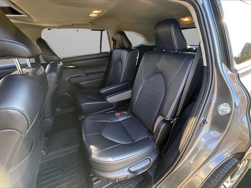 Used 2022 Toyota Highlander XLE image 23